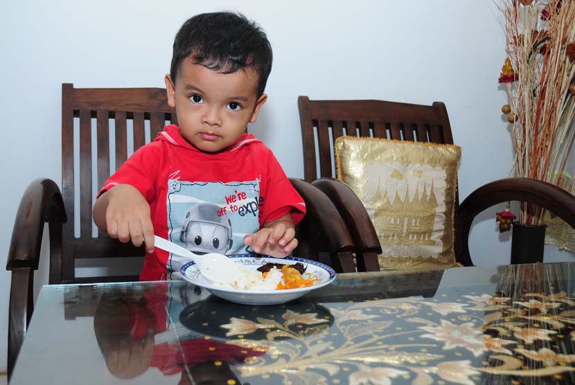 Anak mandiri belajar makan sendiri (ilustrasi).