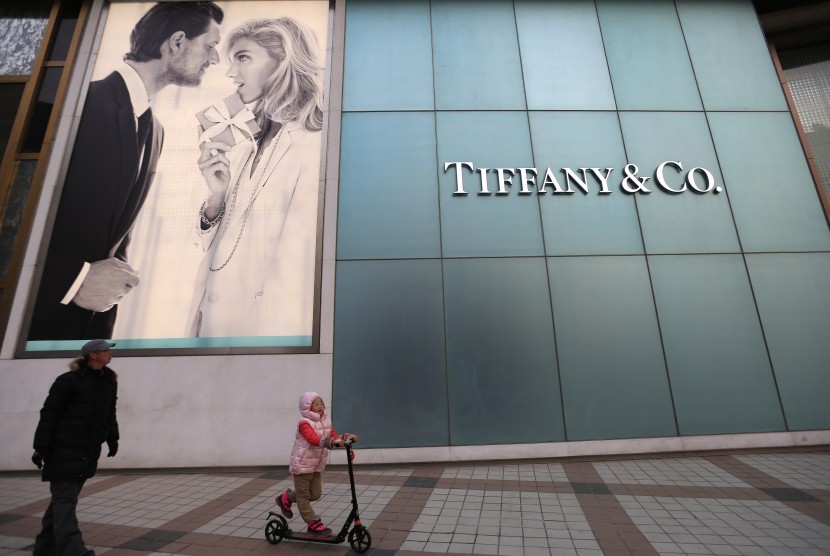 Anak melintas di depan toko perhiasan Tiffany & Co.