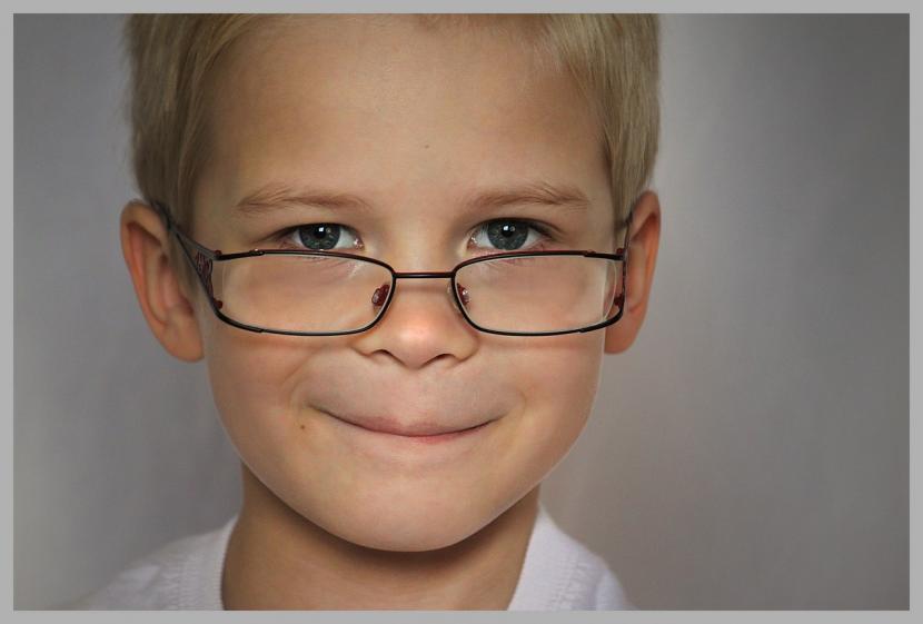 Anak memakai kacamata (ilustrasi).