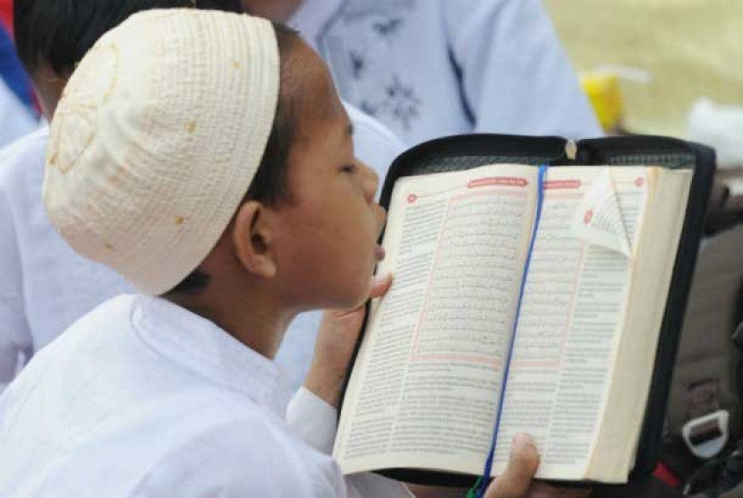 Anak membaca Alquran