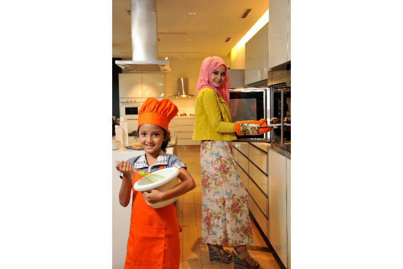Anak membantu ibu memasak/ilustrasi