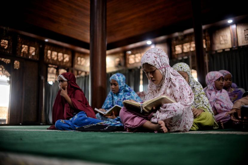 Anak mengaji di Masjid Nur Syahada di kampung Sade, Desa Rembitan, Lombok Tengah, NTB.