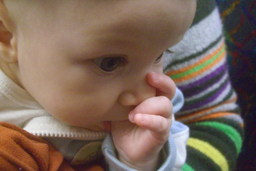 Anak menghisap ibu jari.