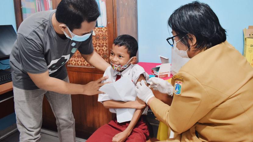 Anak mengikuti program BIAS (Bulan Imunisasi Anak Sekolah).