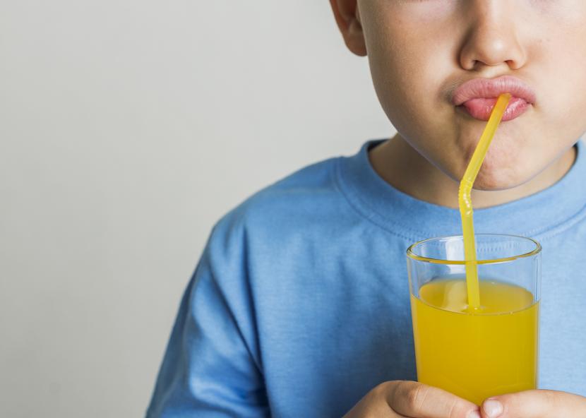 Anak mengonsumsi minuman manis (ilustrasi). Konsumsi gula harian masyarakat, baik yang didapat dari makanan atau minuman, dinilai sudah tergolong berlebihan.