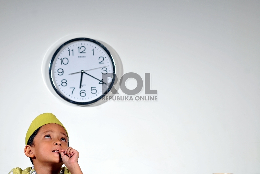 Anak menunggu waktu berbuka puasa/ilustrasi