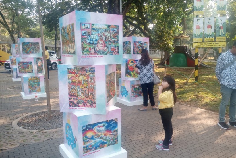 Anak menyaksikan salah satu karya yang menjadi finalis Toyota Dream Car Art Contest di Taman Lalu Lintas Bandung, Jumat (13/7). 