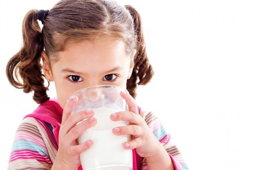 Anak minum susu. Berdasarkan hasil observasi, anak yang minum susu murni lebih tak berisiko obesitas dibandingkan anak yang mengonsumsi susu rendah lemak.