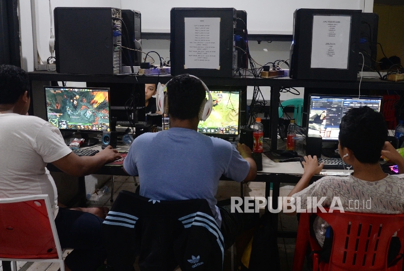 Anak muda bermain game online di rental game online di Jakarta Selatan, Senin (25/4) malam.