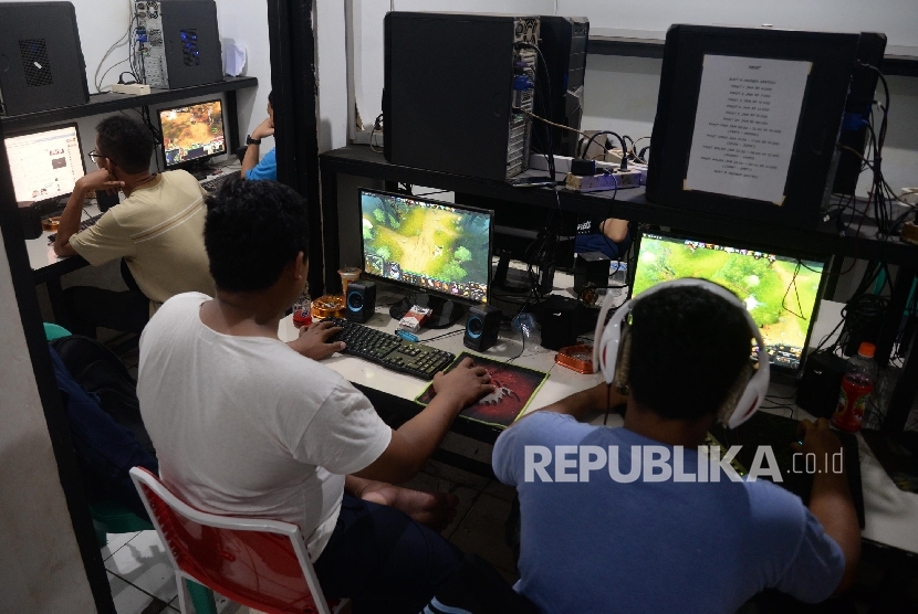 Anak muda bermain game online di rental game online di Jakarta Selatan, Senin (25/4) malam.