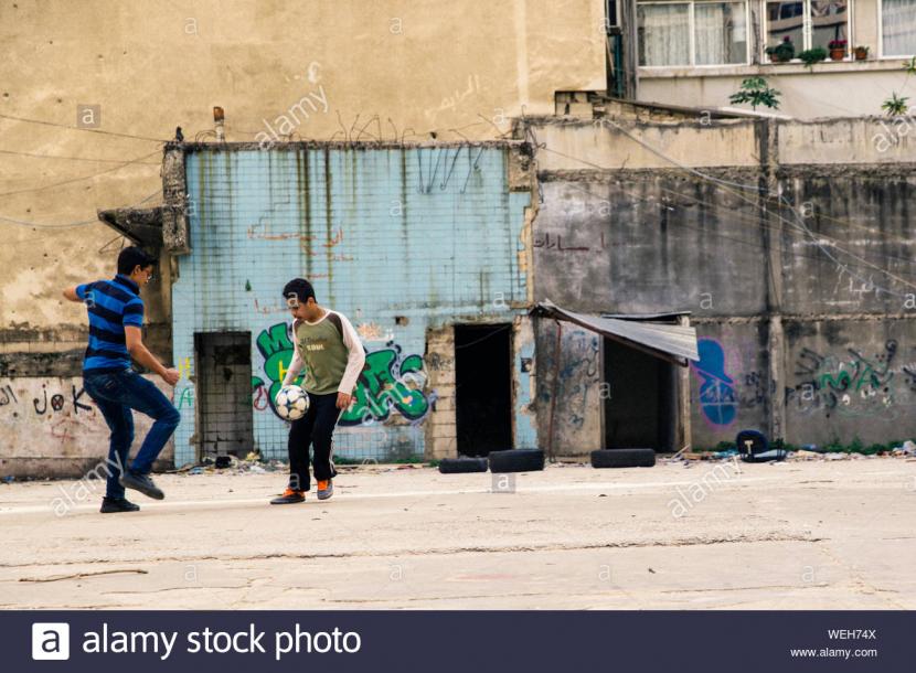 Anak-anak bermain bola di jalanan Beirut