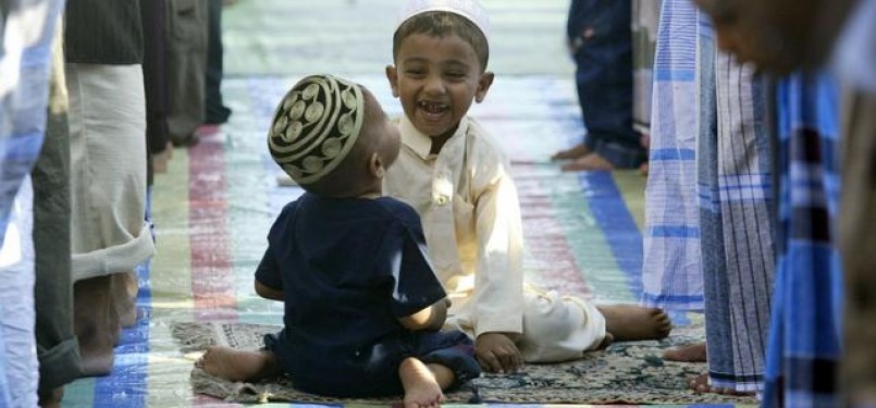 Anak Muslim Sri Lanka bermain ketika orang tua mereka sholat Idul Fitri di Kolombo, Sri Lanka.