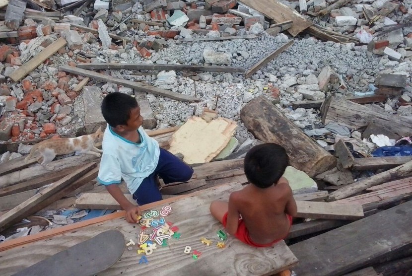 Anak nelayan Pasar Ikan di puing bangunan
