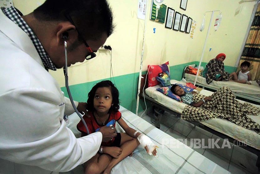 Anak pasien korban keracunan makanan menjalani perawatan (Ilustrasi)