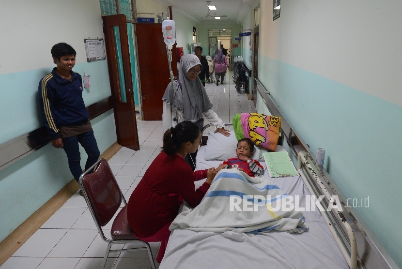 Anak penderita Demam Berdarah Dengue (DBD) menjalani perawatan di lorong Rumah Sakit Daerah Depok, Sawangan, Jawa barat, Rabu (27/1). (Republika/Raisan Al Farisi)