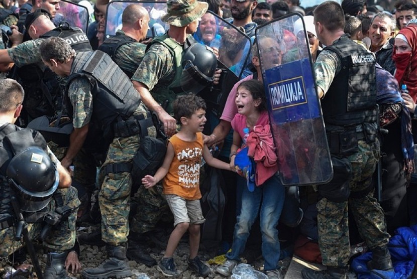 Anak pengungsi menangis mencari orang tuanya di perbatasan Yunani-Makedonia