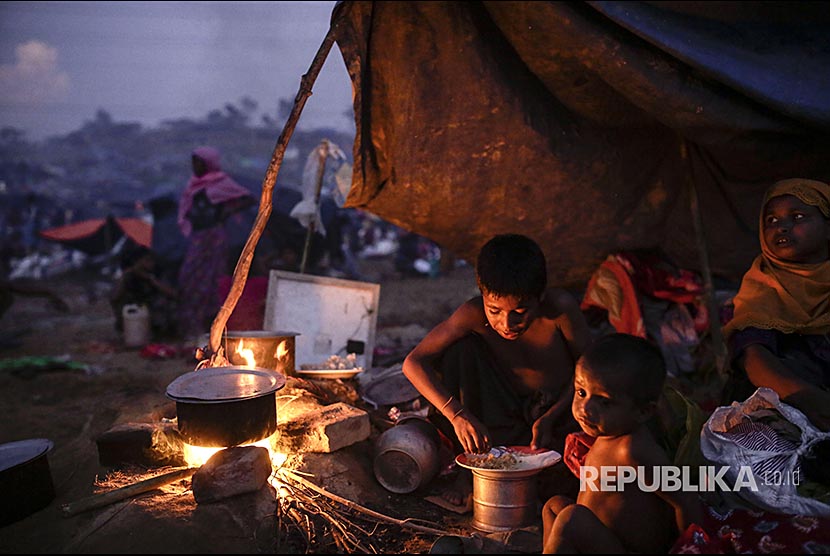 Anak pengungsi Rohingya memasak makanan di Tangkhali -Ukhiya, Bangladesh