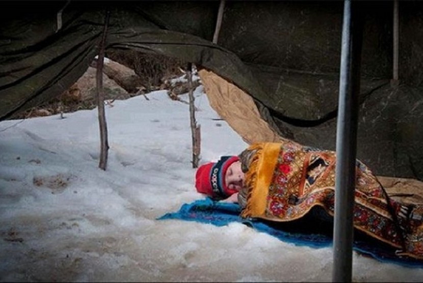 Anak pengungsi Suriah tidur hanya beralaskan sajadah
