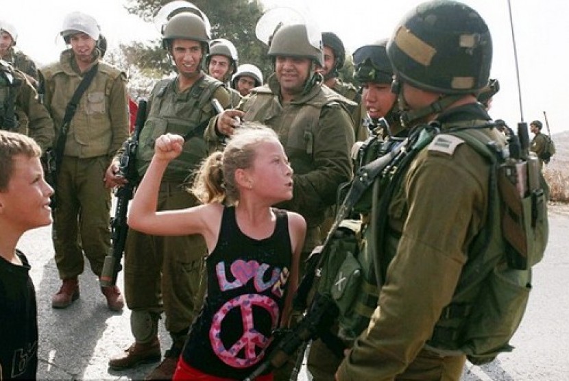 Anak perempuan Palestina yang marah dengan tentara Israel