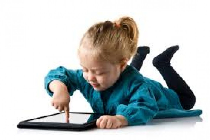 Anak perlu diberi batasan saat bermain dengan gadget.