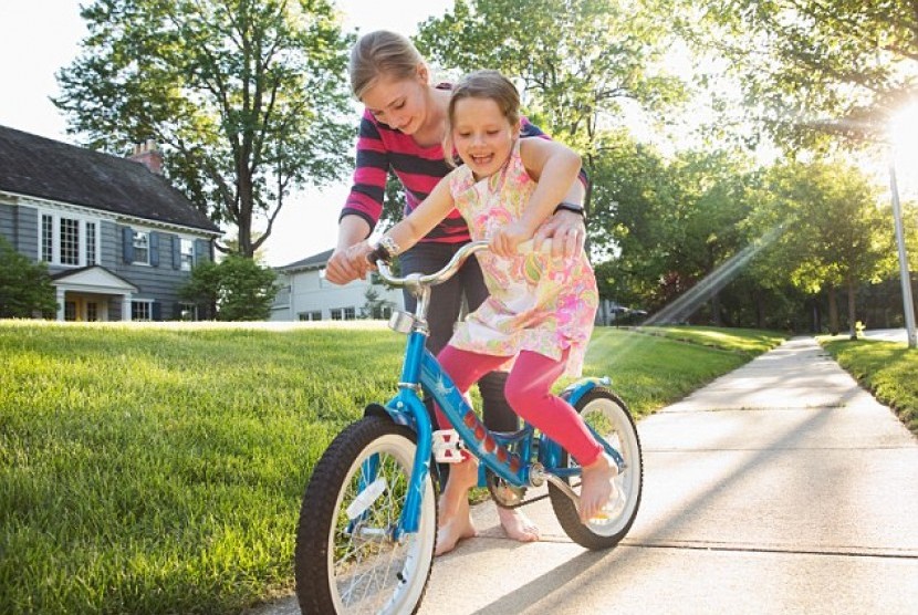 Anak perlu melakukan aktifitas fisik seperti bersepeda