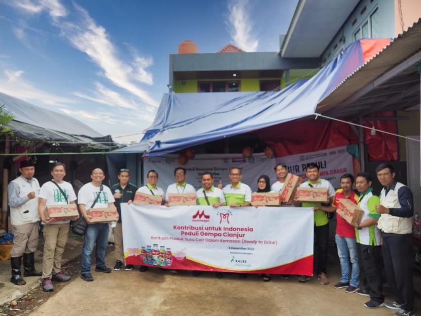  Anak perusahaan PT Kalbe Farma Tbk yakni Kalbe Morinaga Indonesia, bersama prinsipalnya yakni Morinaga Milk Industries Japan, memberikan bantuan susu Morinaga Chil*Go liquid untuk anak-anak korban gempa Cianjur, Jawa Barat.