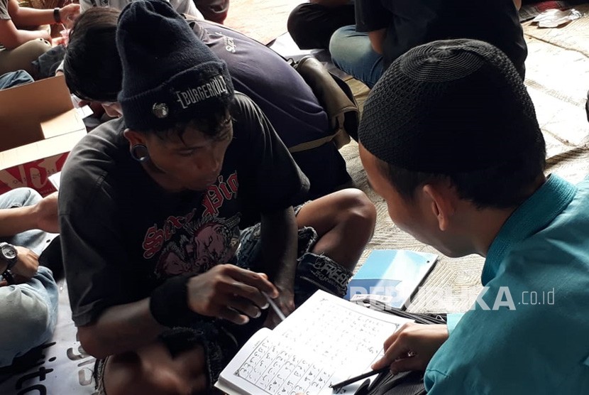 Anak punk dan anak jalanan belajar membaca buku Iqra bersama komunitas tasawuf underground di kolong jembatan depan Stasiun Tebet, Jakarta Selatan.