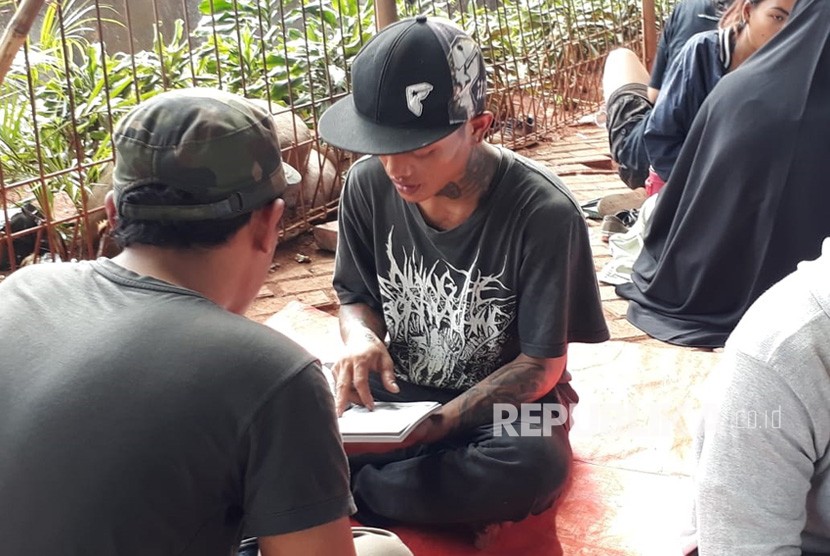 Anak punk dan anak jalanan belajar membaca buku Iqra bersama komunitas tasawuf underground di kolong jembatan depan Stasiun Tebet, Jakarta Selatan.