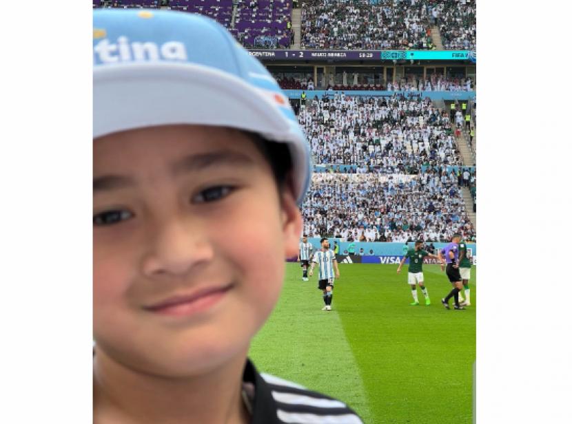 Anak Raffi Ahmad-Nagita Slavina, Rafatar melakukan selfi dengan pemain Argentina, Lionel Messi.