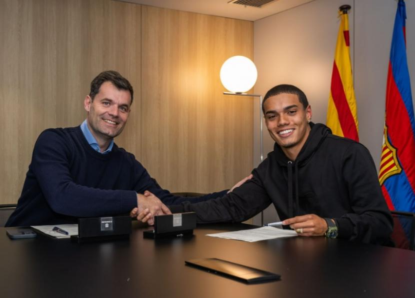 Anak Ronaldinho, Joao Mendes (kanan), menandatangani kontrak dengan tim muda Barcelona.