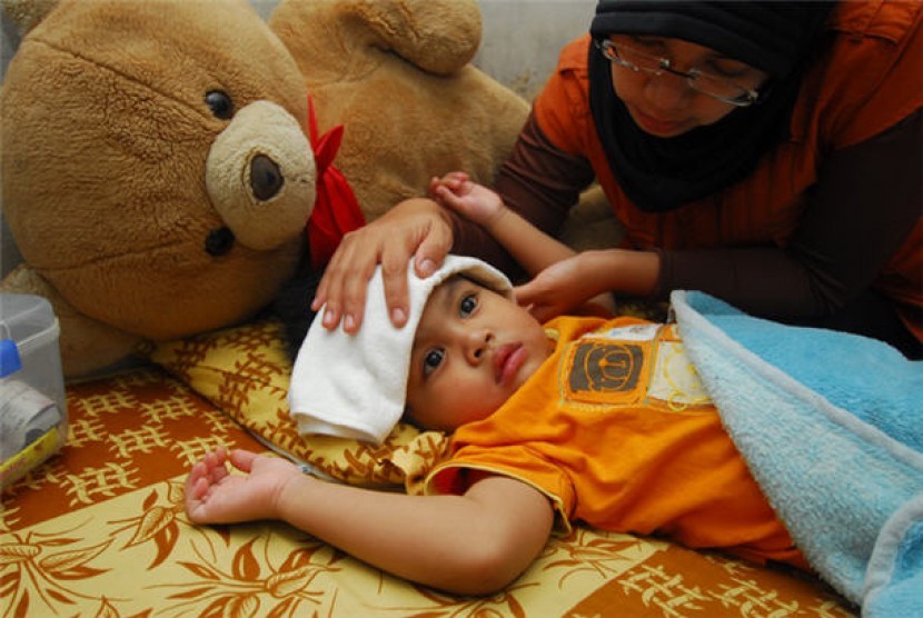 Anak sakit (ilustrasi). Orang tua patut waspada jika anak mengalami penurunan drastis frekuensi kencing setelah demam.