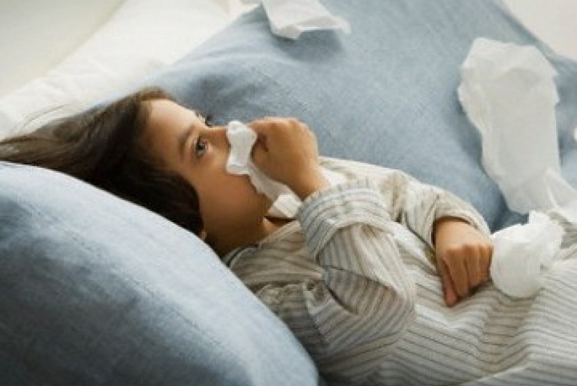 Anak sakit (Ilustrasi). Ketika anak batuk dan bersin, percikan liurnya dapat menyebarkan virus. Ajarkan etika batuk dan bersin kepada anak.