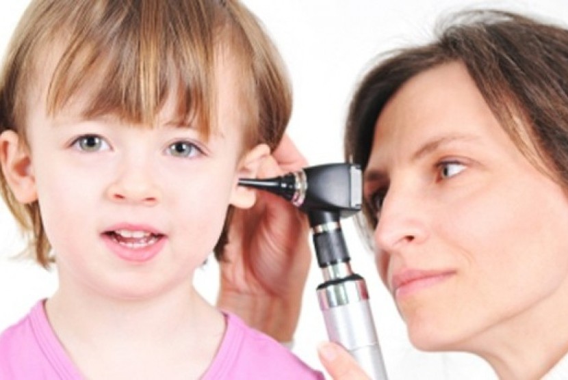 Salah satu gejala yang bisa dikenali saat anak terkena infeksi telinga tengah, yakni merasa nyeri saat telinganya tersenggol.