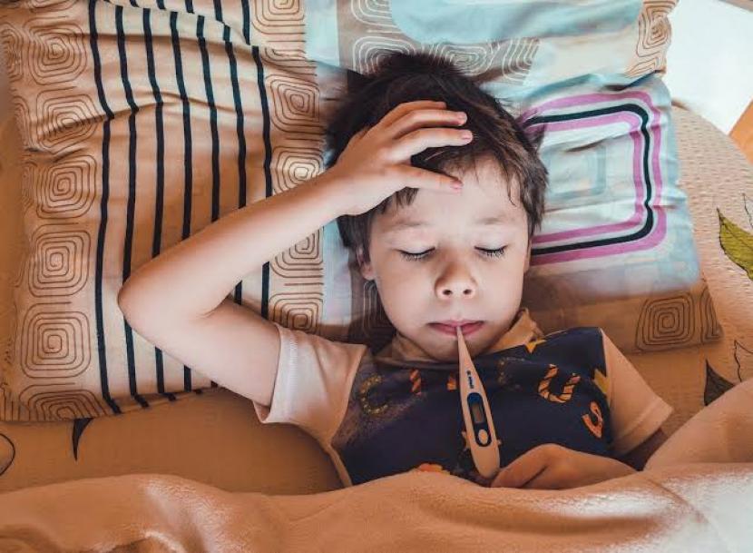 Anak kena Covid-19 (ilustrasi). Anak yang mengalami gejala batuk, kelelahan atau kelemahan, kesulitan bernapas, dan sesak napas cenderung lebih mungkin mengembangkan long Covid.