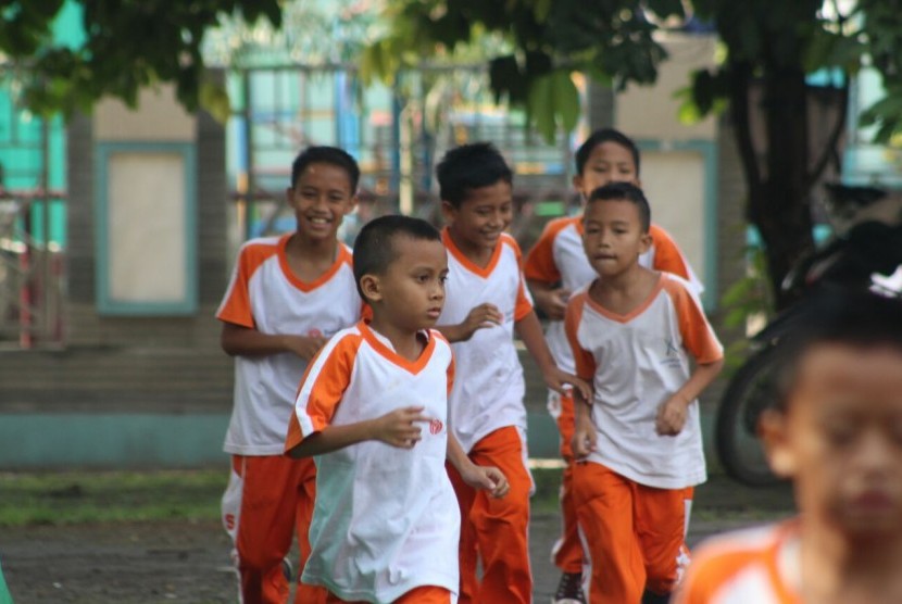 Anak SD Juara Melong lakukan tes kebugaran.