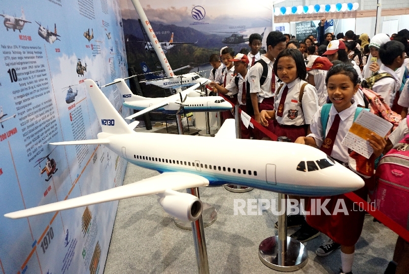 Anak sekolah mengamati replika pesawat terbang dalam acara BEKRAF Habibie Festival 2017 di JIExpo Kemayoran, Jakarta, Senin (7/8).