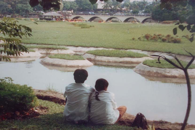 Anak Sekolah sedang Pacaran di Pinggir sungai (ilustrasi).