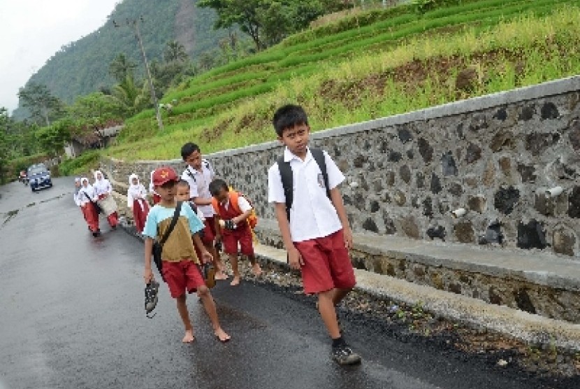 Anak sekolah tengah berjalan kaki.