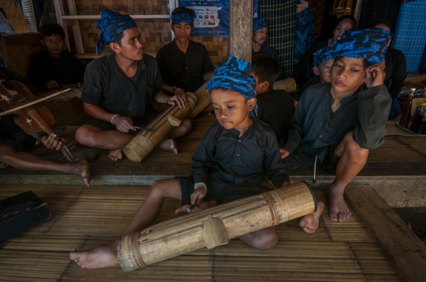 Anak Suku Badui menampilkan instrumen musik tradisional talingtit di Kaduketug, Lebak, Banten, Sabtu (15/10/2022) (ilustrasi).
