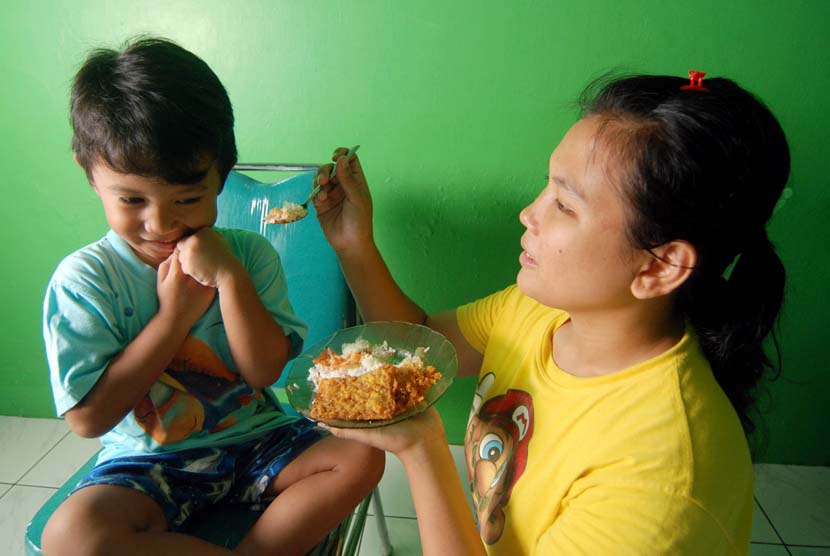 Anak susah makan (ilustrasi). Ketika anak sedang dalam fase sering pilih-pilih makanan, orang tua tak perlu terlalu khawatir. Itu adalah hal umum selama masa kanak-kanak.