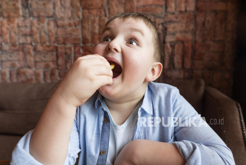 Anak terlalu gemuk (ilustrasi). Berat badan tidak sehat pada anak, baik itu terlalu kurus maupun kelebihan berat badan, dinilai dapat menyebabkan masalah paru-paru kronis. 