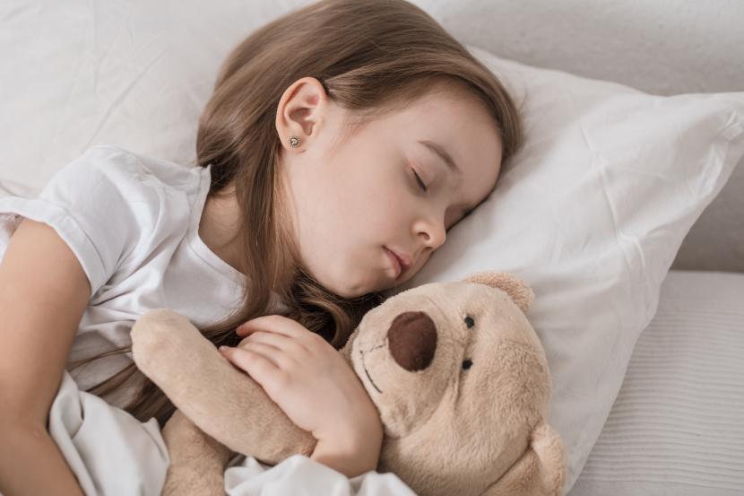 Anak tidur (ilustrasi). Metode pernapasan 4-7-8 yang disebut bisa membantu lekas tertidur dan terlelap dengan nyenyak.