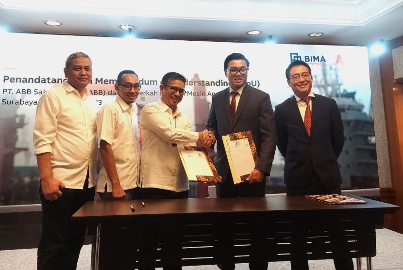 Anak usaha Pelindo, PT Berkah Industri Mesin Angkat (BIMA) menandatangani nota kesepahaman (MoU) dengan PT ABB Sakti Industri (ABB Indonesia) di Hotel Shangri La Surabaya, Senin (13/2/2023).