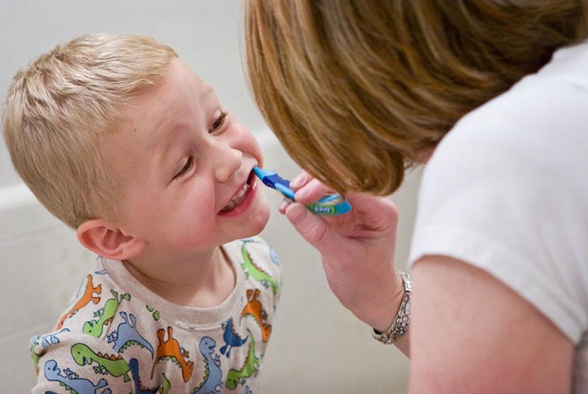 Anak yang sedang sakit gigi perlu dirawat secara hati-hati.