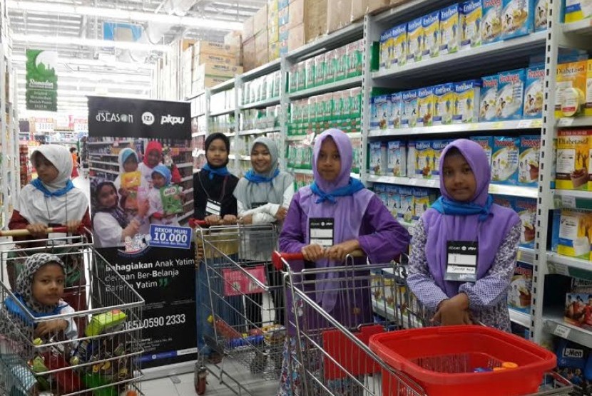 Anak yatim berbelanja bersama melalui program Belanja Bareng Yatim.