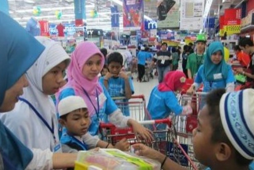 Anak yatim-dhuafa tengah berbelanja.