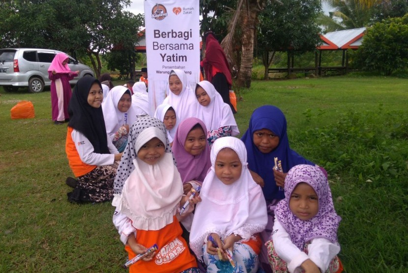 Anak yatim Makassar berwisata ke di Permandian Je’netallasa Kabupaten Gowa.