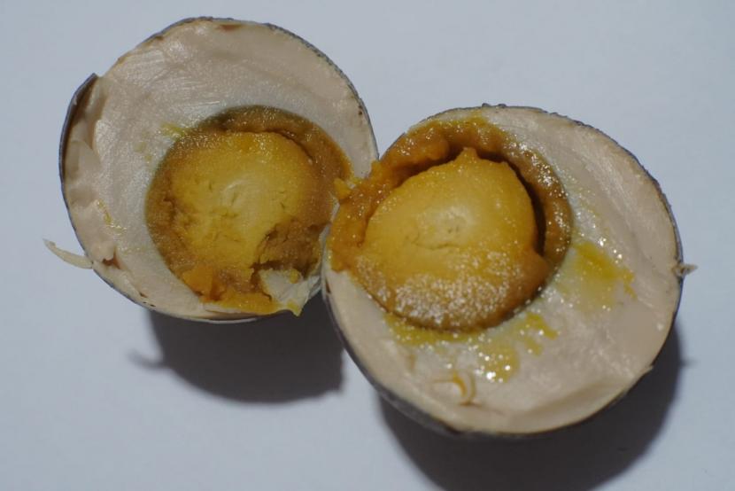 Melonjaknya harga garam krosok di Kabupaten Indramayu membuat para pelaku usaha pembuatan telur asin menjerit. Mereka terpaksa harus mengurangi produksi.  Anandog, telur asin rempah asli indramayu dipasarkan hingga luar negeri. 