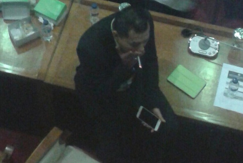 Anang Hermansyah tertangkap kamera sedang merokok di dalam ruang sidang