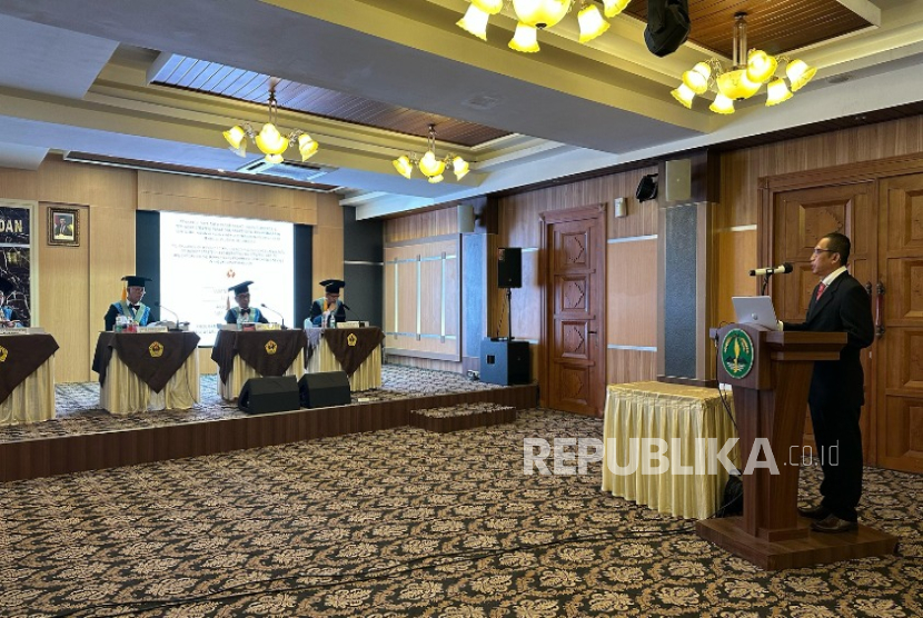 Anang Martoyo, dosen Program Studi Bisnis Digital, sukses mempertahankan disertasinya dalam Sidang Terbuka Promosi Doktor Ilmu Manajemen di Aula Mandala Saba dr. D. Djoendjoenan, Universitas Pasundan, Bandung, pada Kamis (20/2/2025).